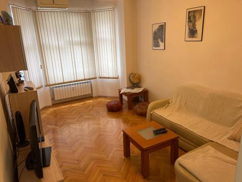 ein Wohnzimmer mit Sofa und Tisch in der Unterkunft Casa del Rey in Sofia