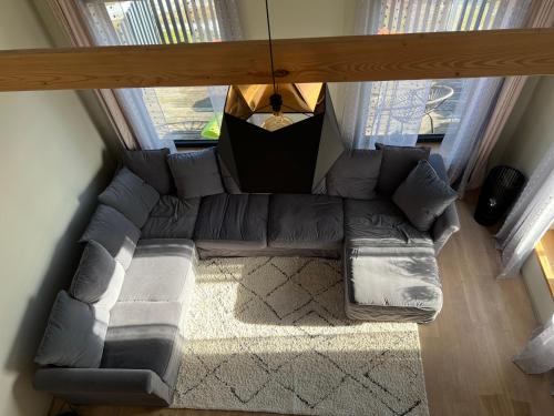eine Aussicht auf eine Couch im Wohnzimmer in der Unterkunft Bear House in Sigulda