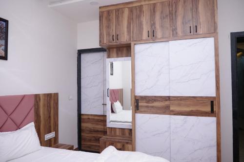 Ένα ή περισσότερα κρεβάτια σε δωμάτιο στο Hotel Panache The Escape - Home Stay