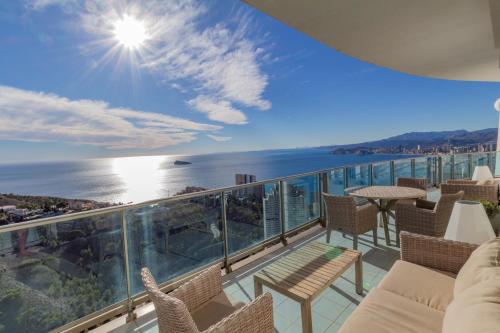 Sunny penthouse on the 41st floor in Torre Lugano, with pool and garage