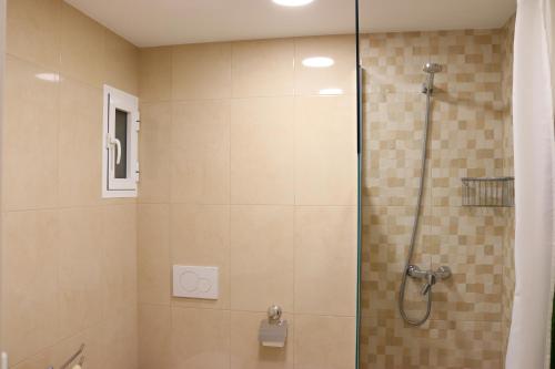 baño con ducha y puerta de cristal en Magnifico apartamento con vistas al mar, en Alicante