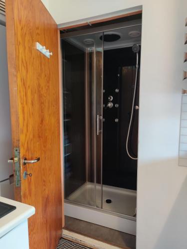 um chuveiro numa cozinha com uma porta de vidro em Vintage Retreat em Lahti