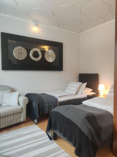 ein Wohnzimmer mit 2 Betten und einem Sofa in der Unterkunft Vintage Retreat in Lahti