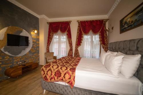 BeyPort Hotel Taksim في إسطنبول: غرفة نوم بسرير كبير وتلفزيون