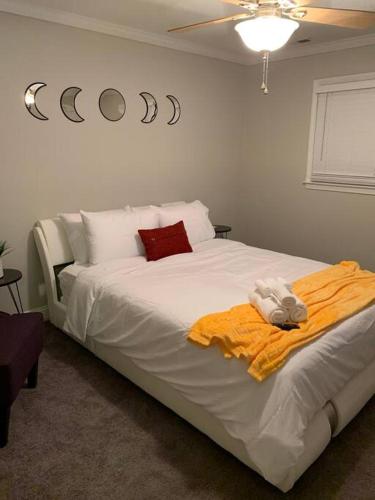 Ένα ή περισσότερα κρεβάτια σε δωμάτιο στο Good Vibe in the heart of Plaza/Midwood area