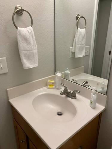 Ένα μπάνιο στο Good Vibe in the heart of Plaza/Midwood area