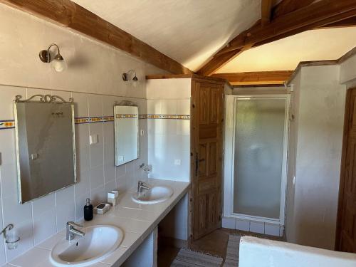 ein Bad mit 2 Waschbecken und einer Dusche in der Unterkunft Mas des sauges in Saint-Mathieu-de-Tréviers