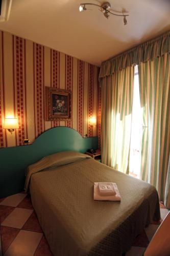 a bedroom with a green bed with a tray on it at Hotel Hollywood in Rome
