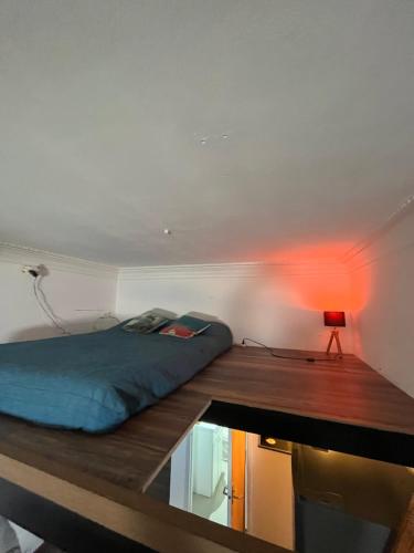 1 dormitorio con 1 cama sobre una mesa de madera en Hermoso apto frente al mar., en Montevideo
