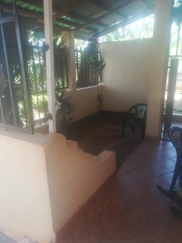 pokój ze schodami i oknami w budynku w obiekcie Alwali Guest House w mieście Mumias