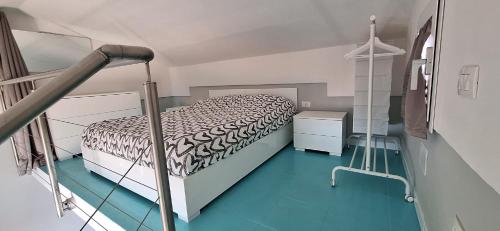 Habitación hospital con cama y suelo azul en Beach house en Cavo