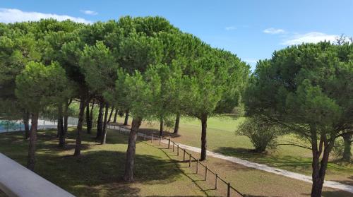 VERT PARADIS - Vue apaisante sur GOLF, Pins Parasols, 2è étage - 80 m2 dont Terrasse avec Pergola, 2 chambres, 3ét iles, 3 CLIM, WIFI - Piscine, Parking et Park à vélos, Ascenseur - en Option Linge, Ménage - Pistes cyclables, Mer à proximité