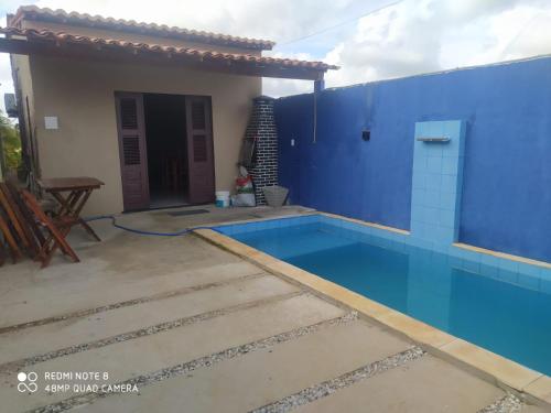 una villa con piscina y una casa en Beach house icaraizinho, en Amontada