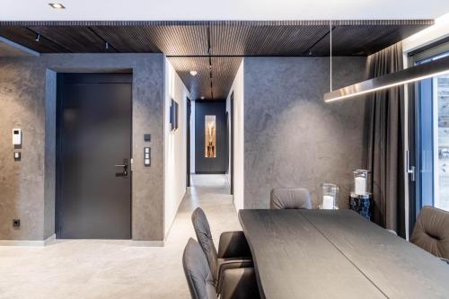 a conference room with a long table and chairs at Hollywood Dream Penthouse & Apartments mit privater Sauna nahe Ischgl in Kappl