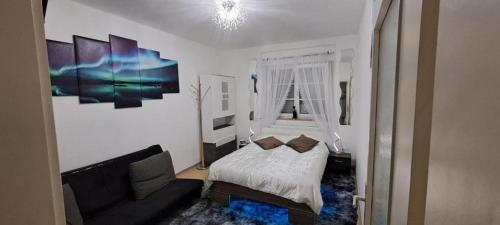 1 dormitorio con 1 cama y 1 sofá en Complete Apartment peacefully situated near the Airport Nürnberg, en Núremberg
