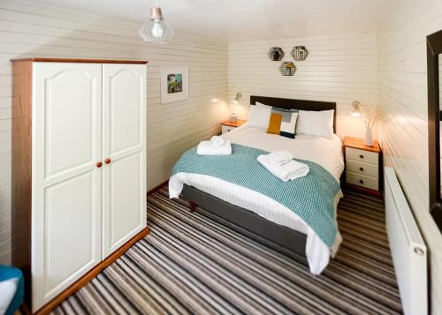 A bed or beds in a room at Ivyleaf Combe Lodges