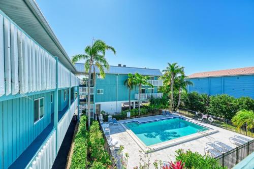 een uitzicht op een gebouw met een zwembad bij Anna Maria Island Beach Palms 6B in Bradenton Beach