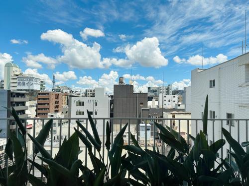 een balkon met uitzicht op de stad bij Hotel Rakuragu in Tokyo