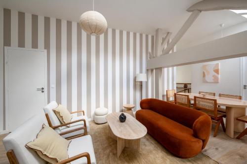 un salon avec un canapé et une table dans l'établissement Appartement luxueux au cœur de Saint Germain des Prés, à Paris