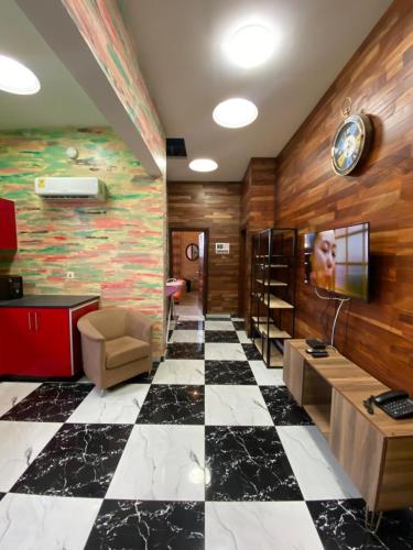 un vestíbulo con suelo a cuadros en Bays Boutique Apartment en Accra