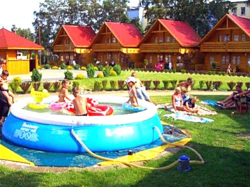 加茨比亞格拉的住宿－Neptun Ψ，一群人坐在度假村的游泳池里