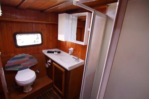 un piccolo bagno con servizi igienici e lavandino di Derin Tekne a Göcek