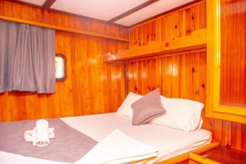 a room with a bed in a boat at Derin Tekne in Göcek