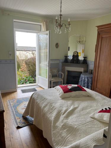 - une chambre avec un lit, une cheminée et une fenêtre dans l'établissement Chambre d'Hôtes Lacapelle Del Fraisse, à La Capelle-del- Fraisse