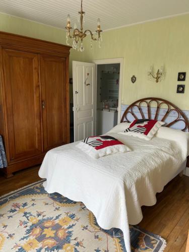 une chambre avec deux lits et un lustre dans l'établissement Chambre d'Hôtes Lacapelle Del Fraisse, à La Capelle-del- Fraisse