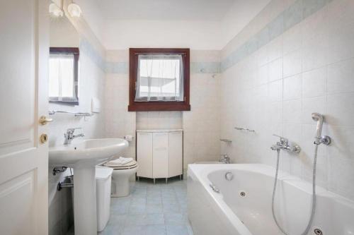 bagno con vasca, lavandino e servizi igienici di REGINA GARDESANA a Garda