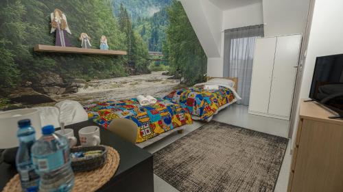 Pokój z dwoma łóżkami i obrazem na ścianie w obiekcie Soul Poznan w Poznaniu