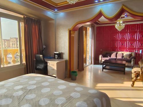 a bedroom with a bed and a couch in a room at 利人市 in Madinaty