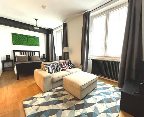 Marais Modern & Spacious Studio