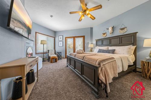 um quarto com uma cama grande e uma ventoinha de tecto em Pueblo Moon w Pool - An Irvie Home em Alameda
