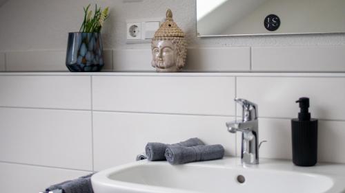 y baño con lavabo y espejo. en JS-Apartment, en Balingen