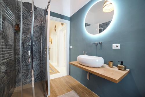 une salle de bains avec un lavabo et un miroir dans l'établissement OKRA Apartment Pescara Centro, à Pescara