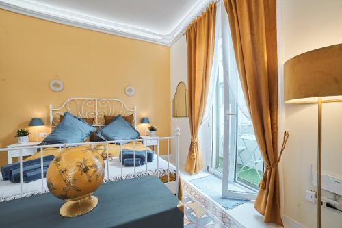 une chambre avec un lit avec un vase dessus dans l'établissement OKRA Apartment Pescara Centro, à Pescara