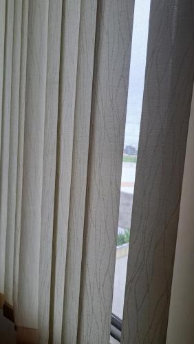 a window with white curtains in a room at Habitación para una persona en Samborondón La Aurora in Estancia Vieja