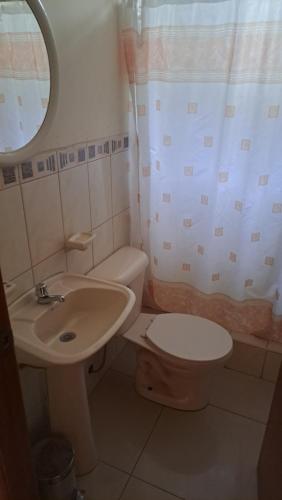 Koupelna v ubytování Habitación para una persona en Samborondón La Aurora