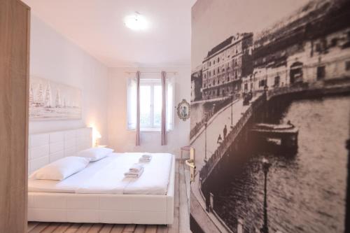 Ce lit se trouve dans une chambre donnant sur une rivière. dans l'établissement Apartment Floresita, à Zadar