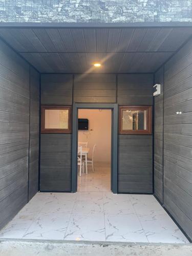 een kamer met 2 deuren en een kamer met een tafel bij GT Cotteges in Batoemi