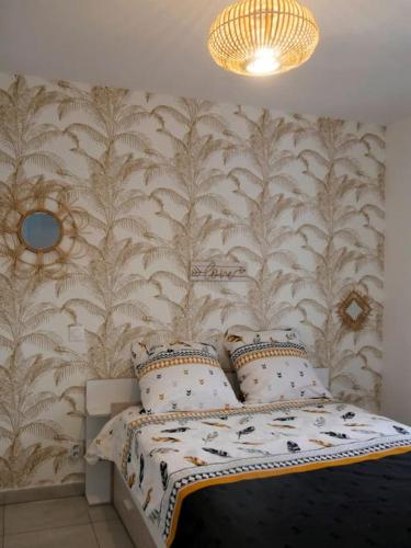 une chambre avec un lit avec des oreillers dessus dans l'établissement SUPERBE VILLA NEUVE, 5MN A PIEDS DES PLAGES A VIAS, à Vias