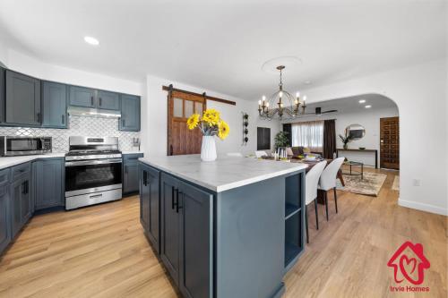 アルバカーキにあるValleyVibe: Modern Comfort in North Valley - an Irvie Homeの青いキャビネットと黄色い花瓶が備わるキッチン