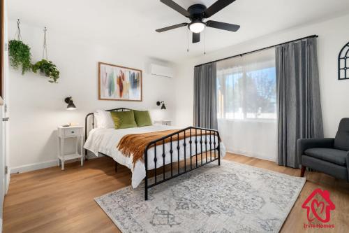 een slaapkamer met een bed en een plafondventilator bij ValleyVibe: Modern Comfort in North Valley - an Irvie Home in Albuquerque