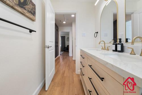 een badkamer met 2 wastafels en een spiegel bij ValleyVibe: Modern Comfort in North Valley - an Irvie Home in Albuquerque