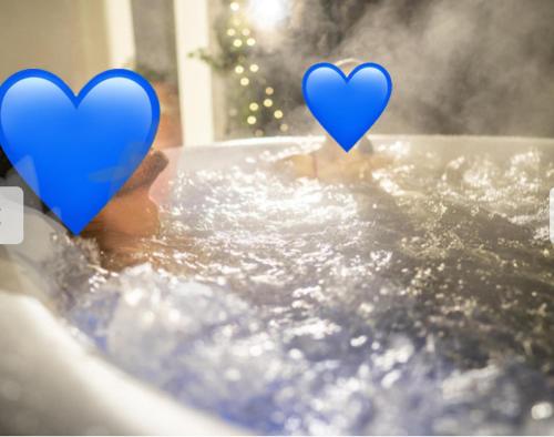 two blue hearts sitting in a tub of water at Las vegas in Benicàssim