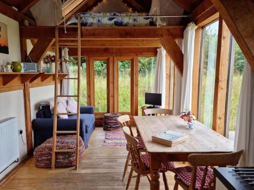 Ruang duduk di Log Cabin at The Old Summer Dairy Glastonbury