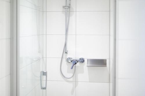 eine Dusche im Bad mit Glastür in der Unterkunft Hotel Herrnbrod & Ständecke in Dreieich