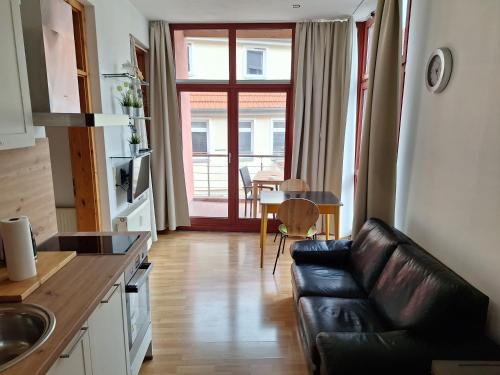 a living room with a leather couch and a table at beliebtes City-Apartment Reutlingen in Reutlingen