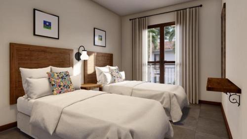 ein Hotelzimmer mit 2 Betten und einem Fenster in der Unterkunft Quinta Santa Bárbara ECORESORT in Pirenópolis